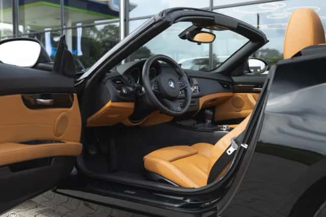 BMW Z4 (2011) thumbnail 2