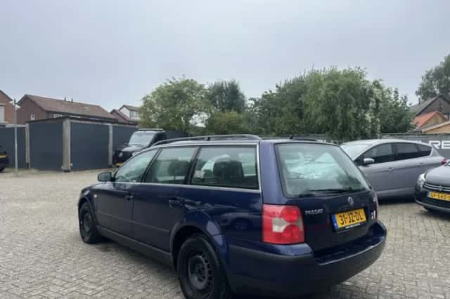 Volkswagen Passat (2002) thumbnail 3