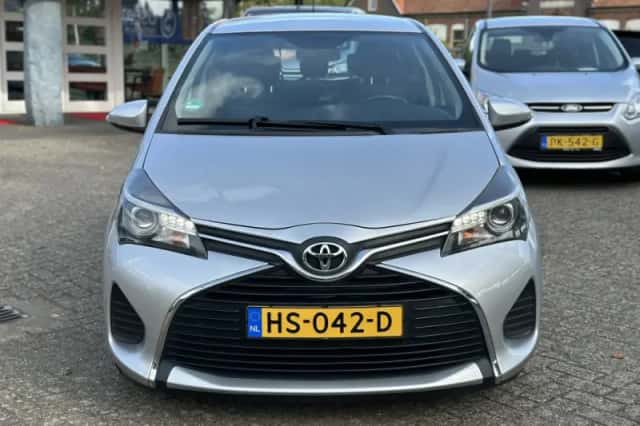 Toyota Yaris (2016) thumbnail 3