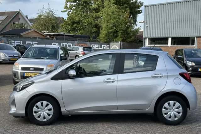 Toyota Yaris (2016) thumbnail 4