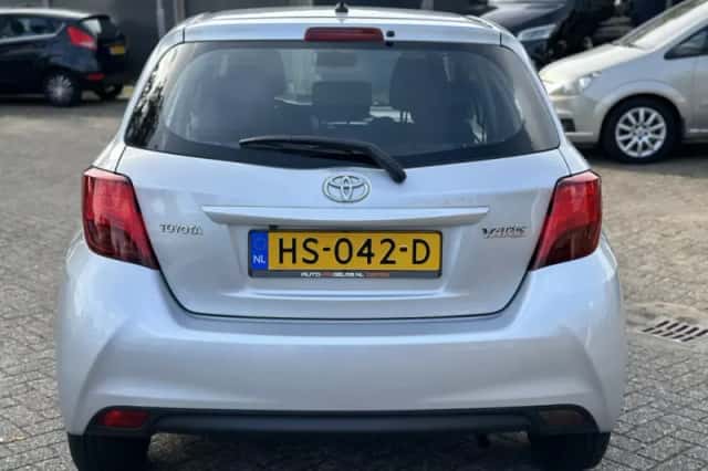 Toyota Yaris (2016) thumbnail 5