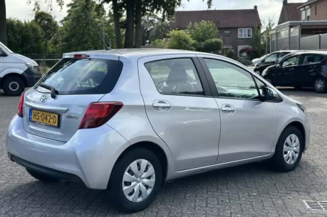 Toyota Yaris (2016) thumbnail 6