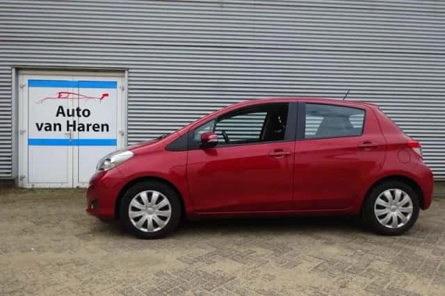 Toyota Yaris (2012) thumbnail 2