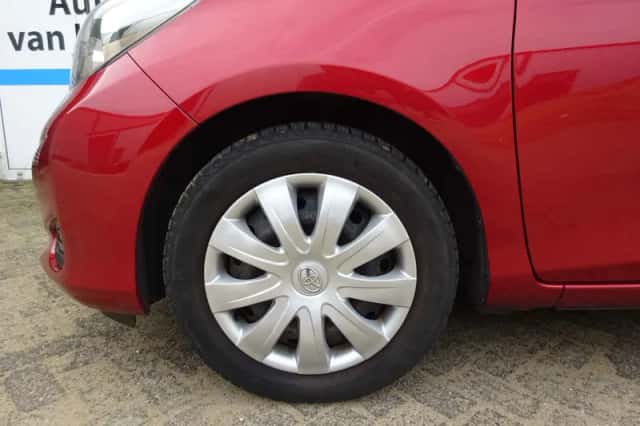 Toyota Yaris (2012) thumbnail 3