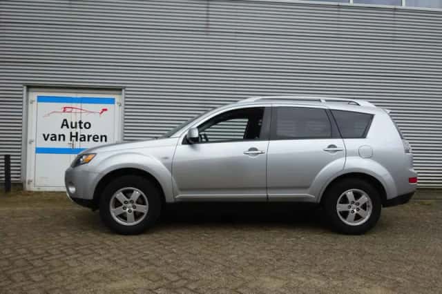 Mitsubishi Outlander (2009) thumbnail 2