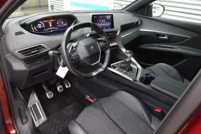 Peugeot 3008 (2018) thumbnail 5