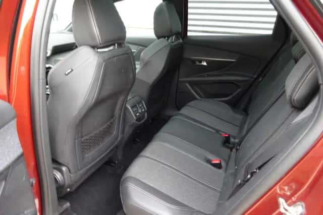 Peugeot 3008 (2018) thumbnail 6