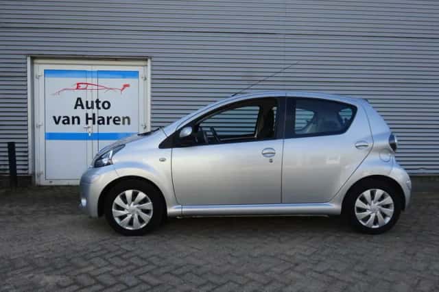 Toyota Aygo (2013) thumbnail 2