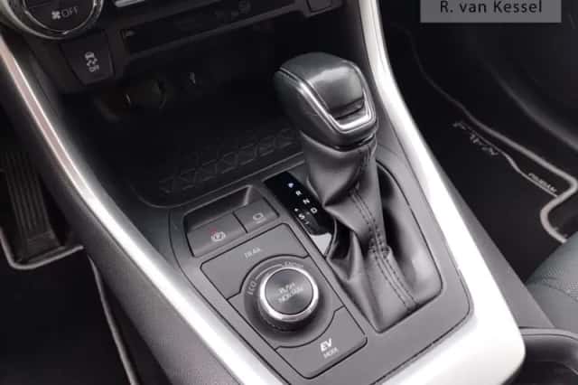 Toyota RAV4 (2021) thumbnail 5