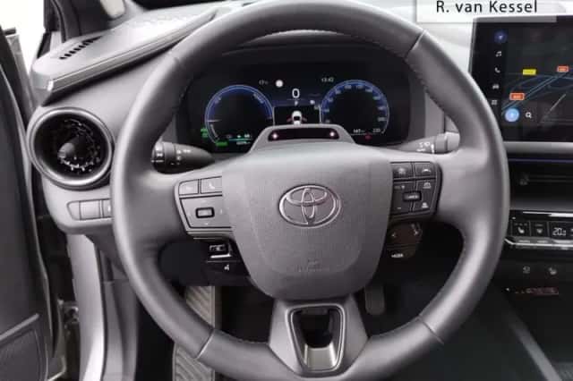 Toyota C-HR (2025) thumbnail 5