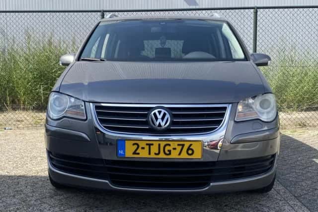 Volkswagen Touran (2009) thumbnail 3
