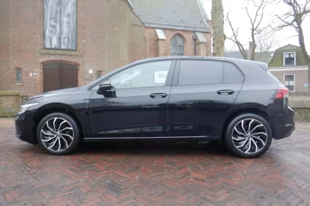 Volkswagen Golf (2022) thumbnail 2