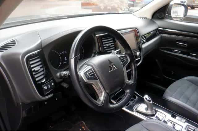 Mitsubishi Outlander (2019) thumbnail 4