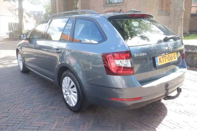 Škoda Octavia (2019) thumbnail 3