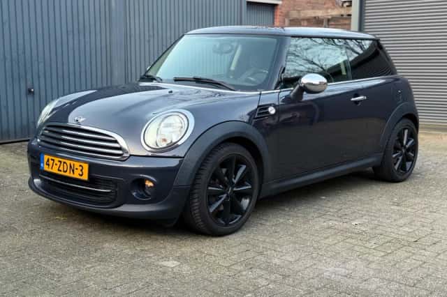 MINI Cooper (2012) thumbnail 3