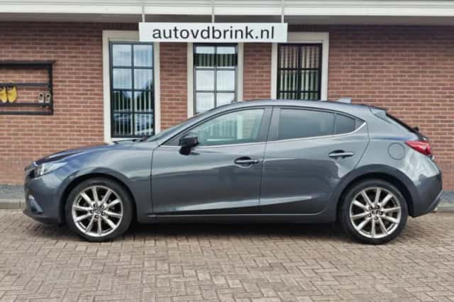 Mazda 3 (2017) thumbnail 2