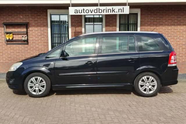 Opel Zafira (2010) thumbnail 2