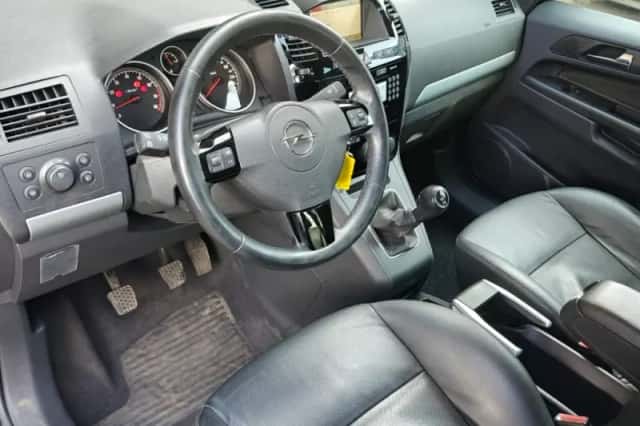 Opel Zafira (2010) thumbnail 3