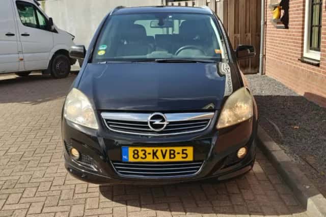 Opel Zafira (2010) thumbnail 4