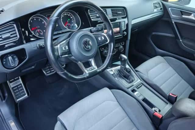 Volkswagen Golf (2016) thumbnail 3