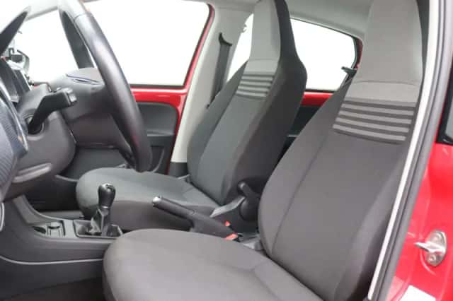 Volkswagen Up! (2023) thumbnail 5