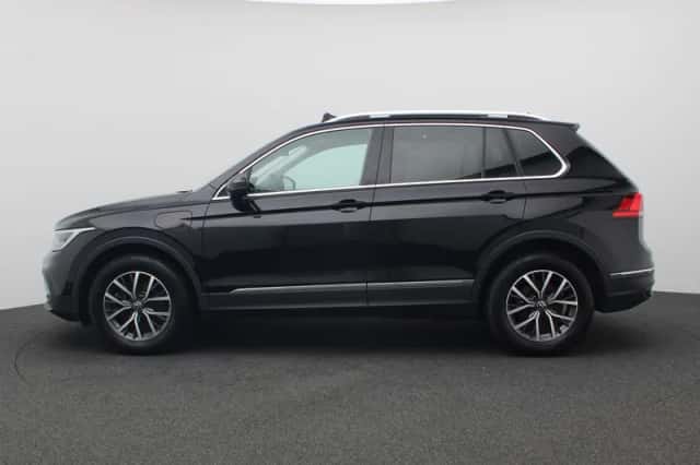 Volkswagen Tiguan (2022) thumbnail 2