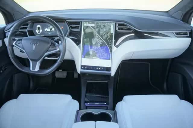 Tesla Model X (2018) thumbnail 3