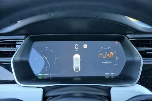 Tesla Model X (2018) thumbnail 6
