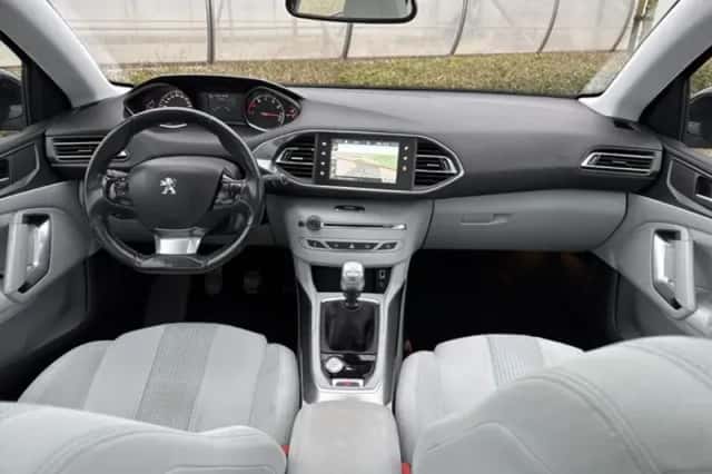Peugeot 308 (2013) thumbnail 3