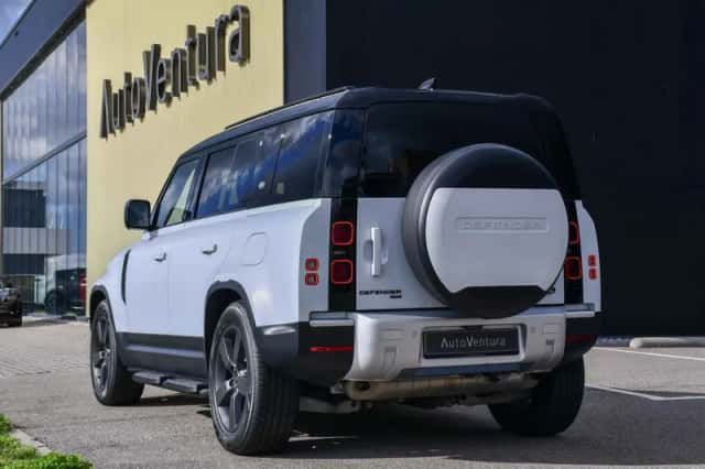 Land Rover Defender (2022) thumbnail 4