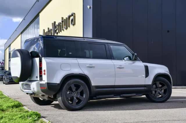 Land Rover Defender (2022) thumbnail 6