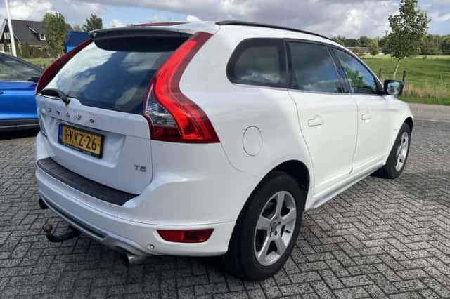 Volvo XC60 (2013) thumbnail 2