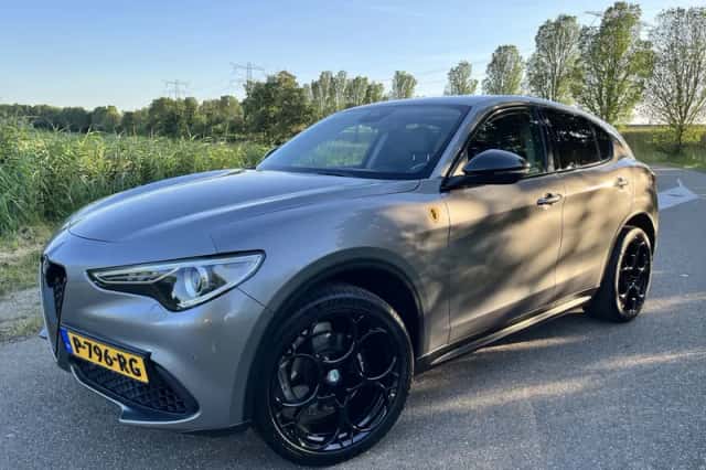 Alfa Romeo Stelvio (2017) thumbnail 1