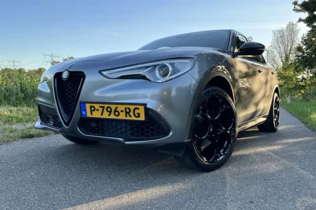 Alfa Romeo Stelvio (2017) thumbnail 3