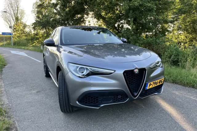 Alfa Romeo Stelvio (2017) thumbnail 4