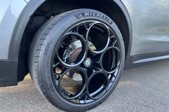 Alfa Romeo Stelvio (2017) thumbnail 5