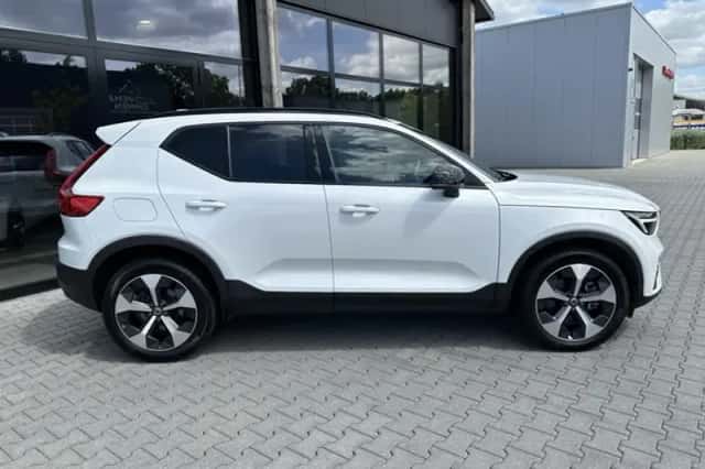 Volvo XC40 (2022) thumbnail 2