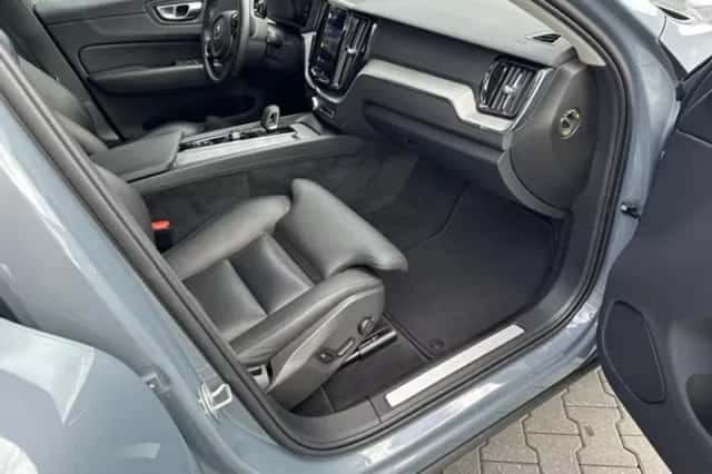 Volvo XC60 (2024) thumbnail 5