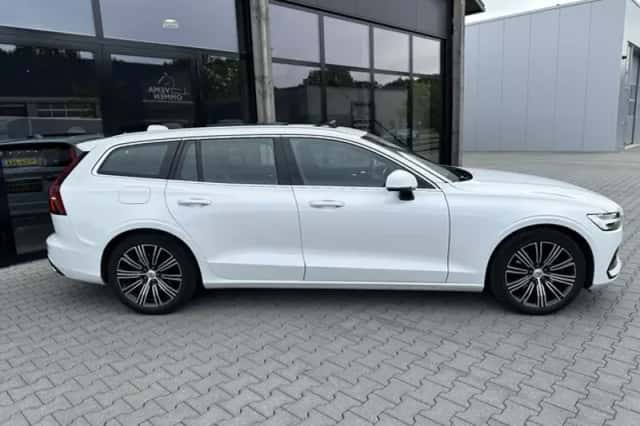 Volvo V60 (2021) thumbnail 2