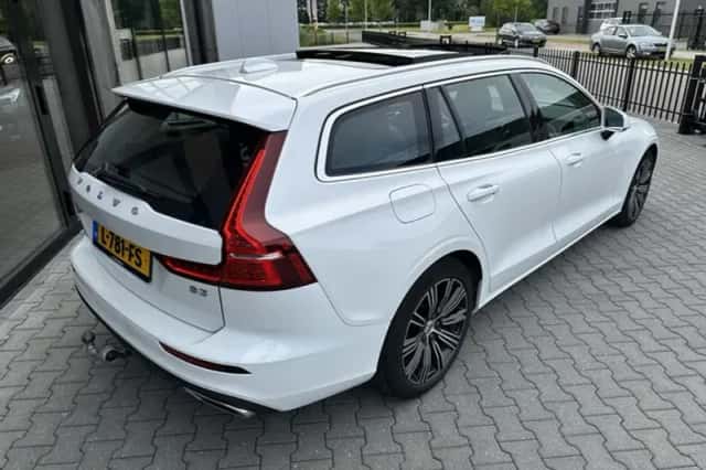 Volvo V60 (2021) thumbnail 3
