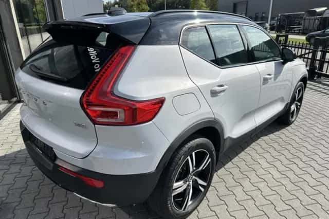 Volvo XC40 (2020) thumbnail 3