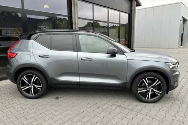 Volvo XC40 (2018) thumbnail 2