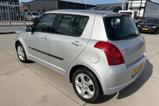 Suzuki Swift (2006) thumbnail 3