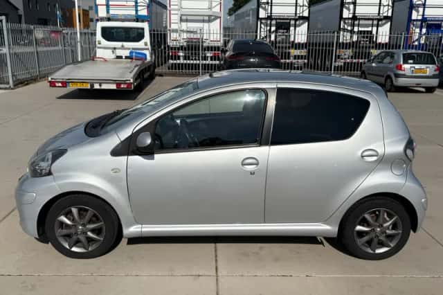 Toyota Aygo (2012) thumbnail 2