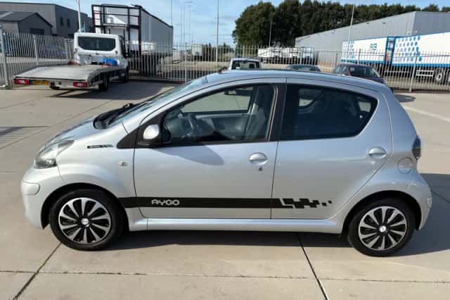 Toyota Aygo (2011) thumbnail 2