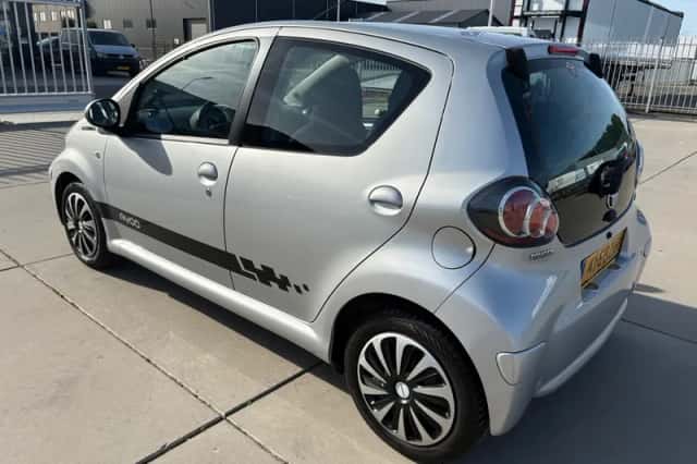 Toyota Aygo (2011) thumbnail 3