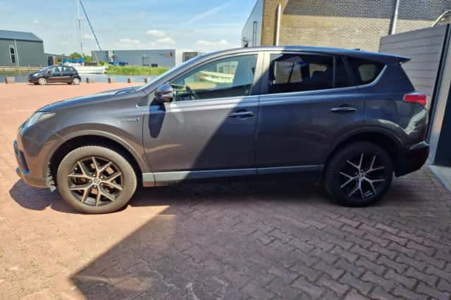 Toyota RAV4 (2017) thumbnail 3