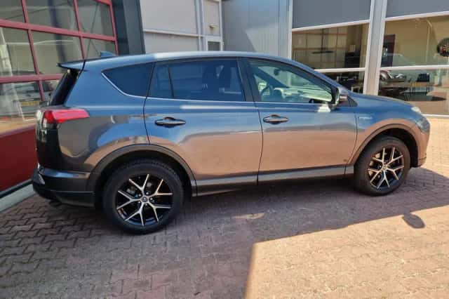 Toyota RAV4 (2017) thumbnail 6