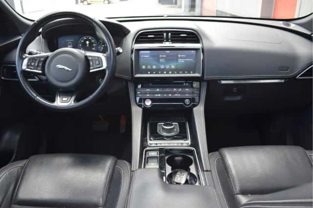 Jaguar F-Pace (2017) thumbnail 3