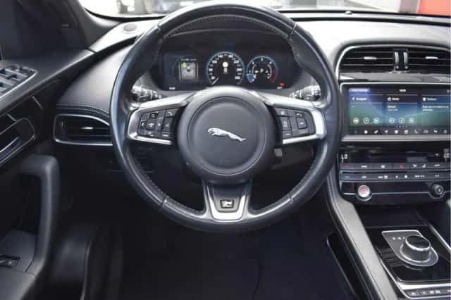 Jaguar F-Pace (2017) thumbnail 4